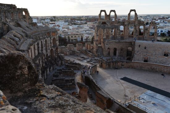 Cities of the world. El Djem