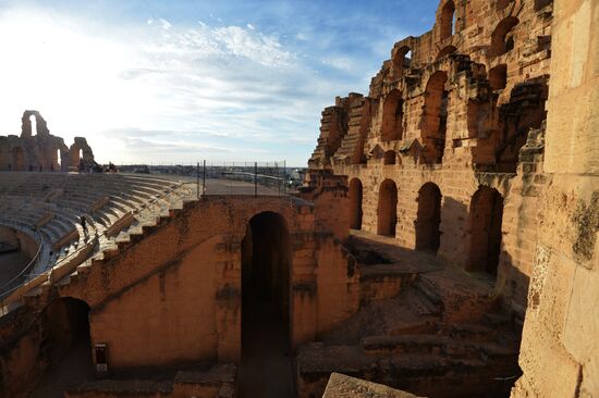 Cities of the world. El Djem
