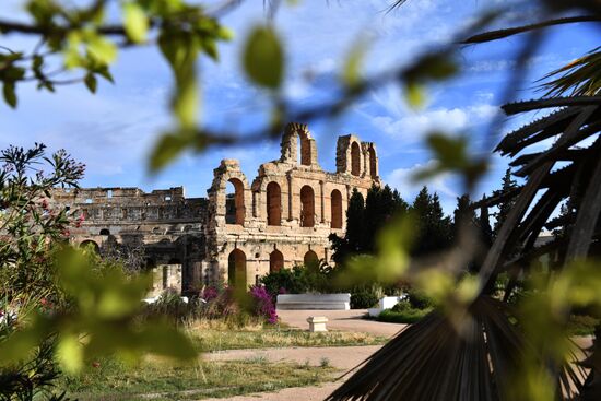 Cities of the world. El Djem