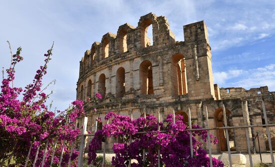 Cities of the world. El Djem