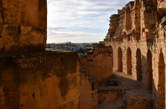Cities of the world. El Djem