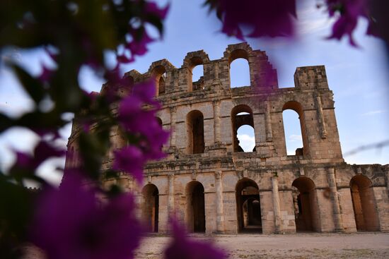 Cities of the world. El Djem
