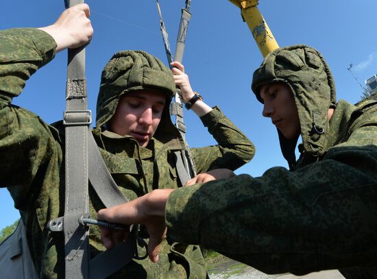 Ussurisk Suvorov military school cadets airdropped