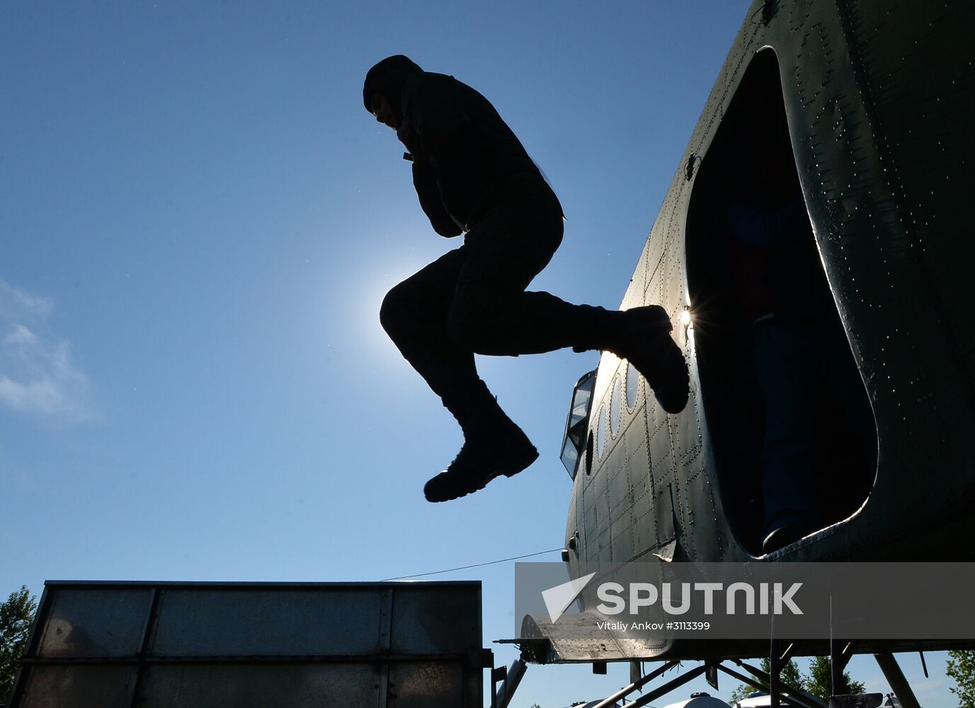 Ussurisk Suvorov military school cadets airdropped