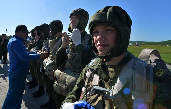 Ussurisk Suvorov military school cadets airdropped