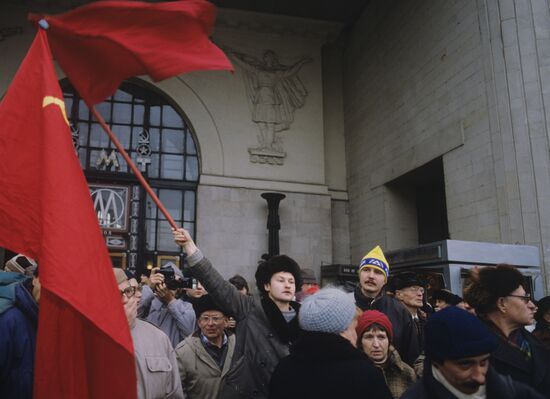 Rally outside Oktyabrskaya metro station in Moscow
