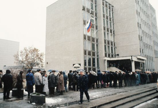 Russian Embassy in Vilnius on gthe day of Duma elections