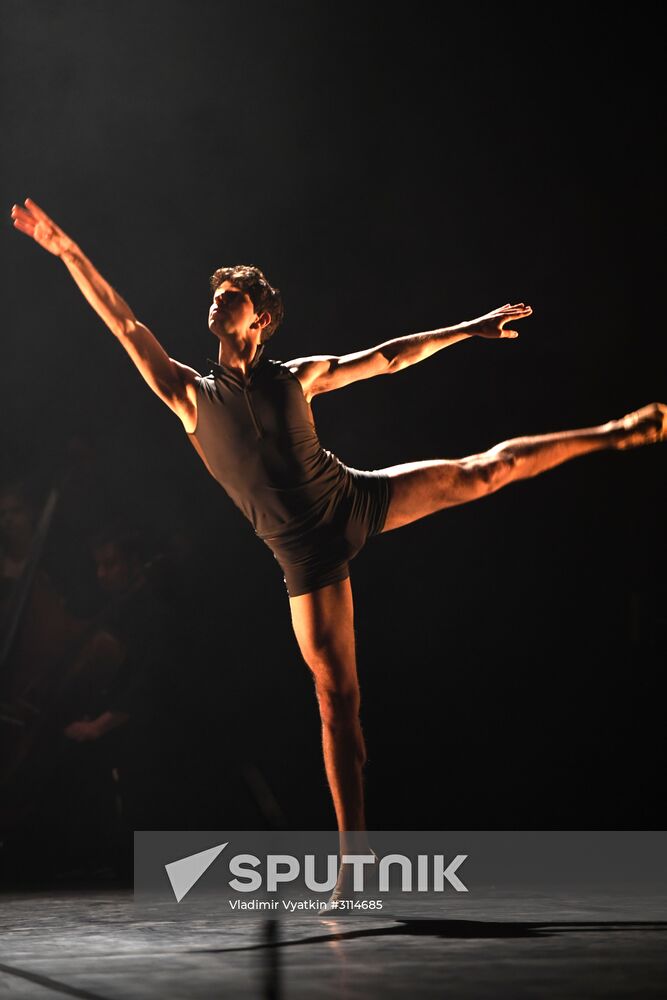 Show of "4X4: Ephemeral Architecture" at Chekhov Theater Festival