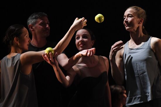 Show of "4X4: Ephemeral Architecture" at Chekhov Theater Festival