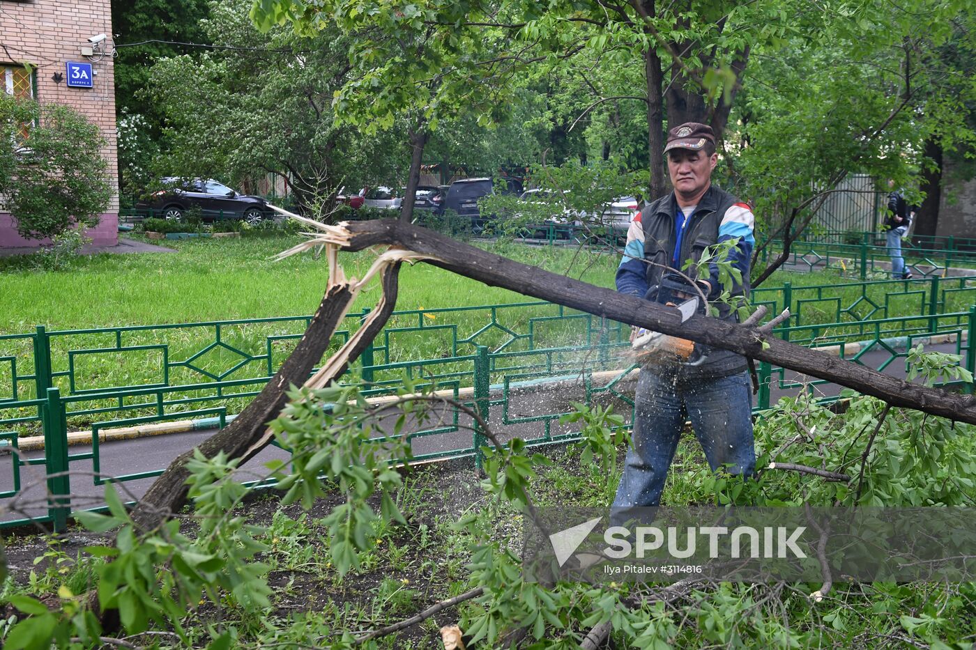Sorting out hurricane aftermath in Moscow