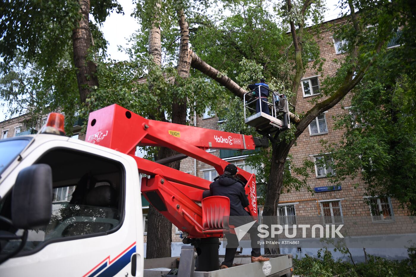 Sorting out hurricane aftermath in Moscow