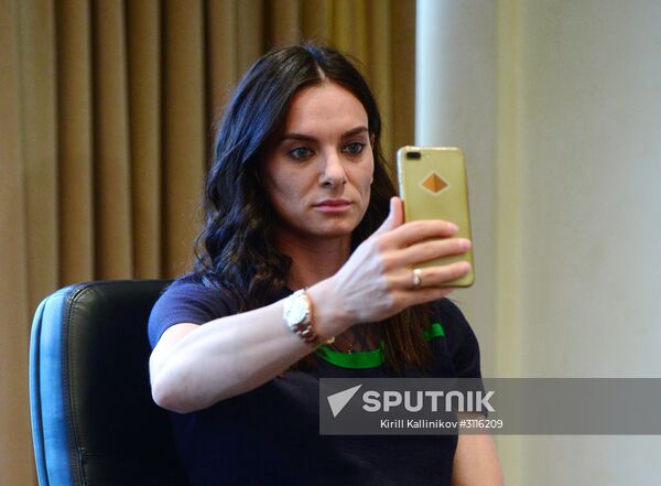 Yelena Isinbayeva resigns from RUSADA