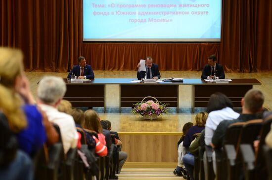Residents of Southern Administrative Area meet with its prefect on housing relocation program