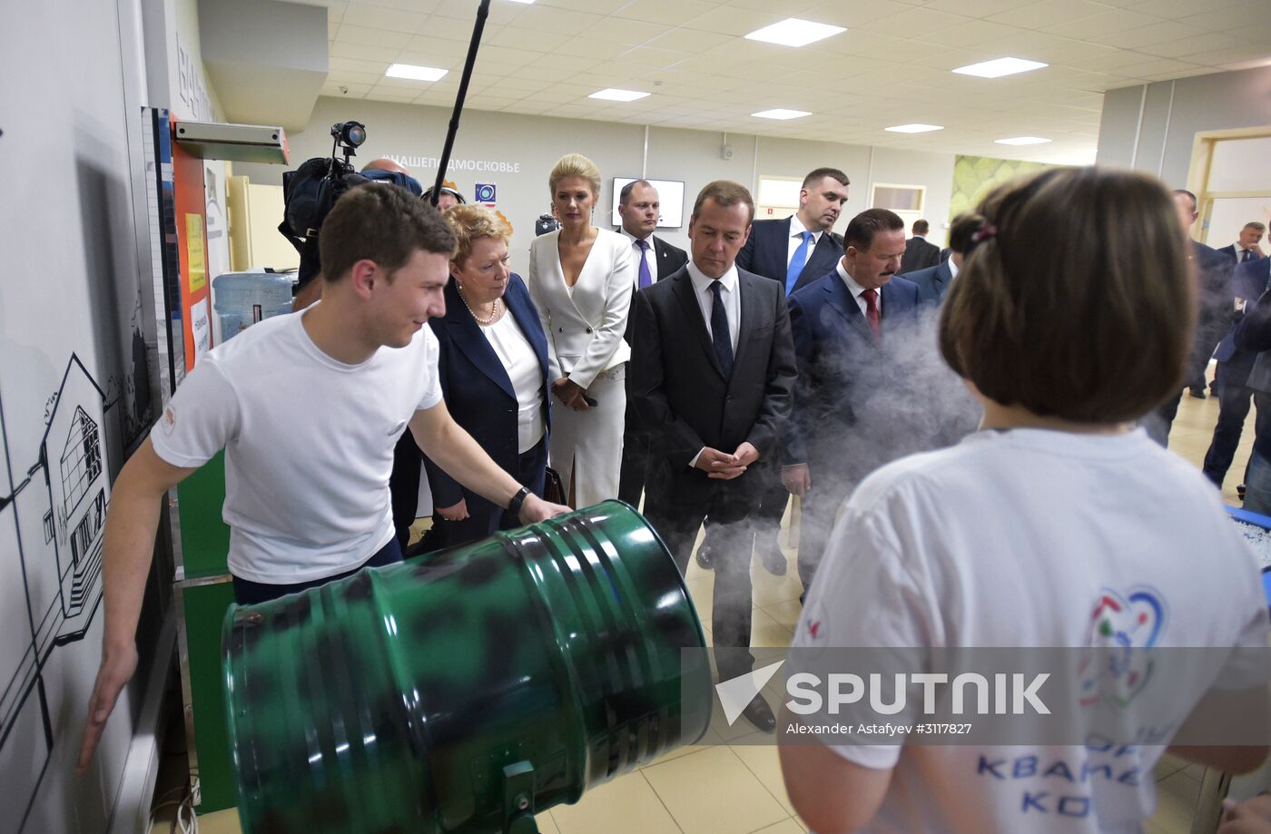 Prime Minister Dmitry Medvedev tours Quantorium children's technopark
