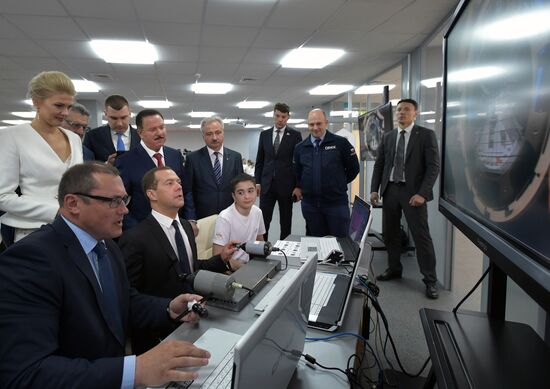 Prime Minister Dmitry Medvedev tours Quantorium children's technopark