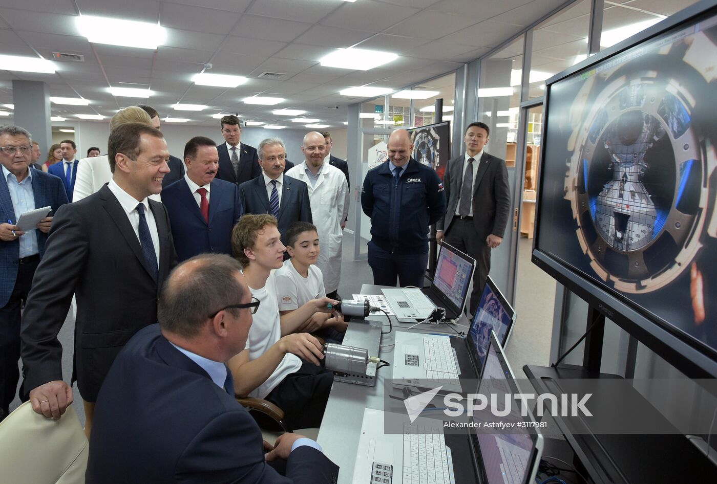 Prime Minister Dmitry Medvedev tours Quantorium children's technopark