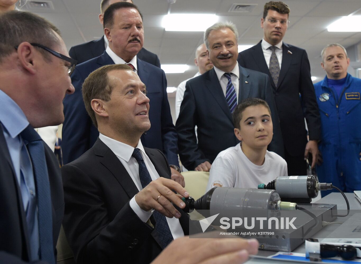 Prime Minister Dmitry Medvedev tours Quantorium children's technopark