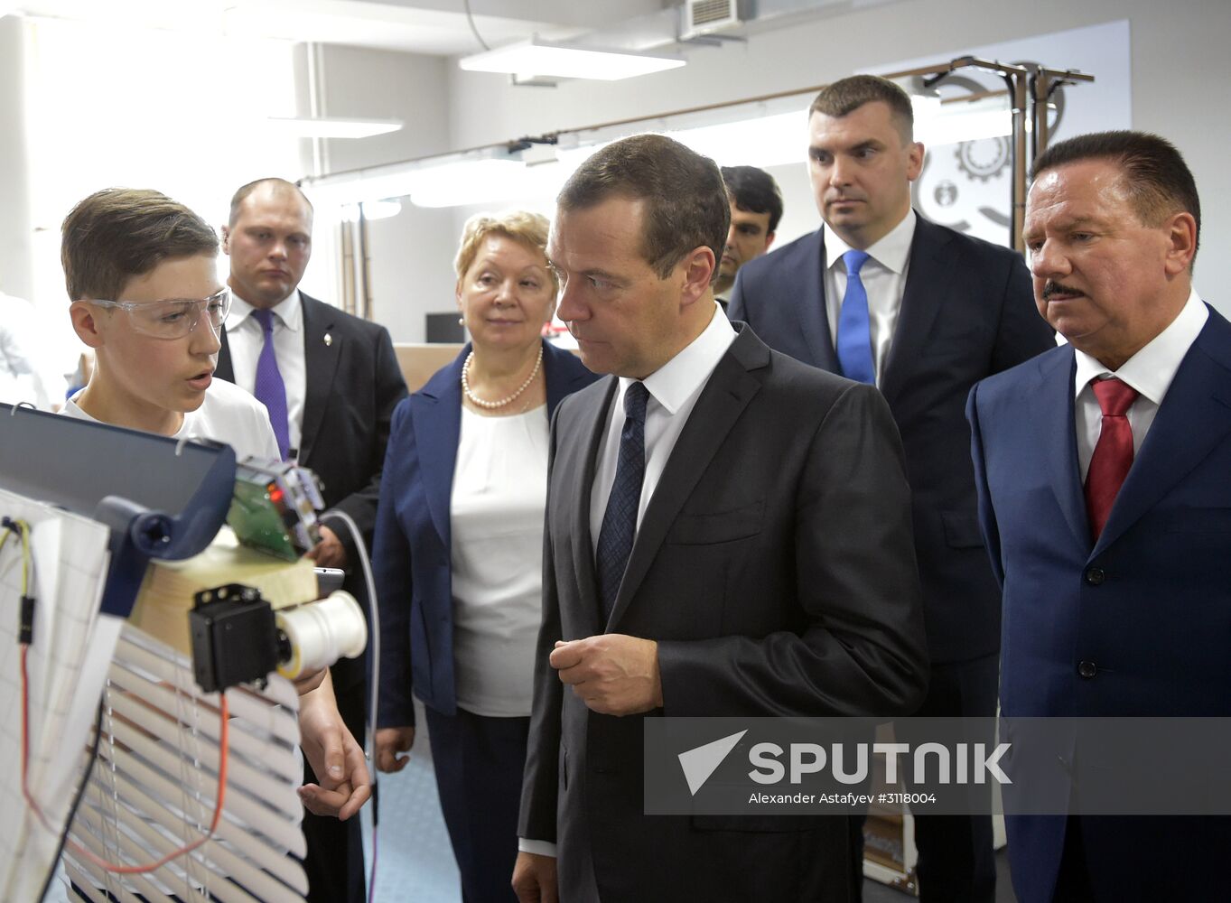 Prime Minister Dmitry Medvedev tours Quantorium children's technopark