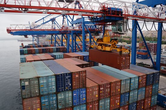 Fesco Diomid container ship arrives in port of Vladivostok