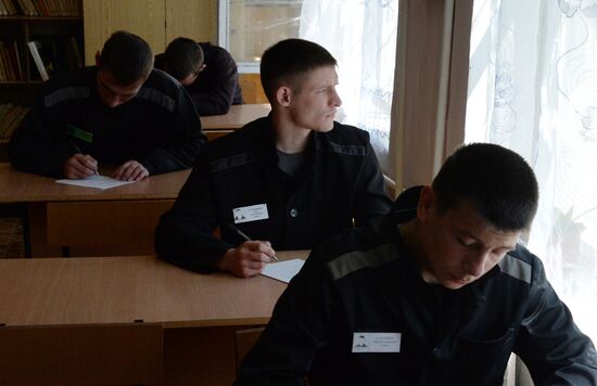 Penitentiary inmates take school graduation exams in Primorye