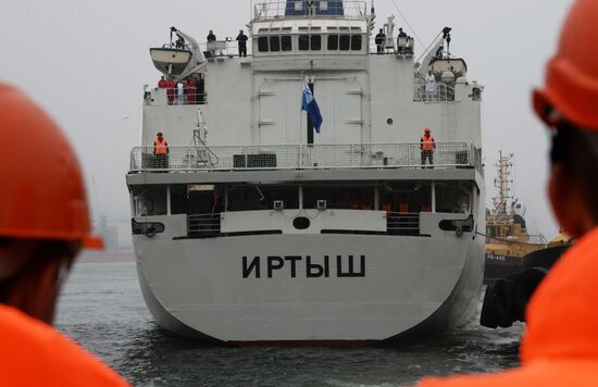 The Irtysh hospital ship is welcomed at Vladivostok port