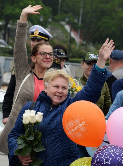 The Irtysh hospital ship is welcomed at Vladivostok port