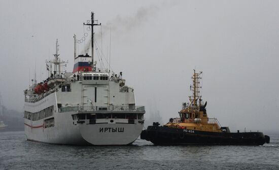 The Irtysh hospital ship is welcomed at Vladivostok port