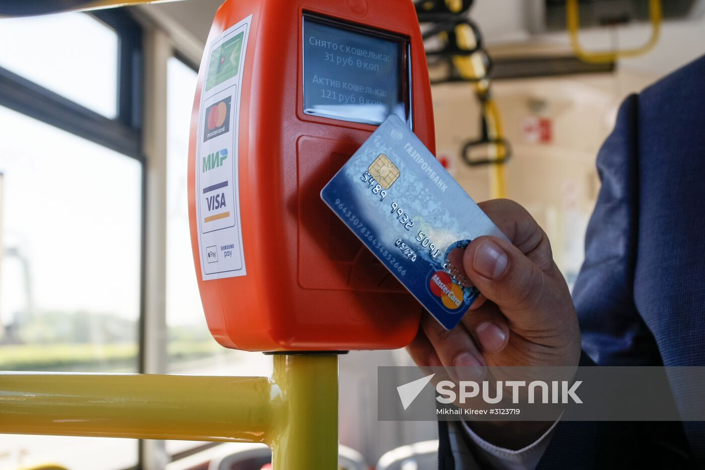 New option to pay fare via bank cards and mobile devices is available in St. Petersburg buses