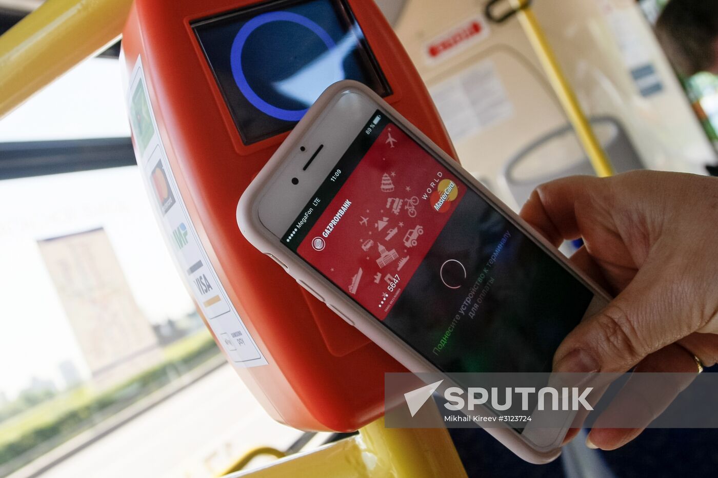 New option to pay fare via bank cards and mobile devices is available in St. Petersburg buses