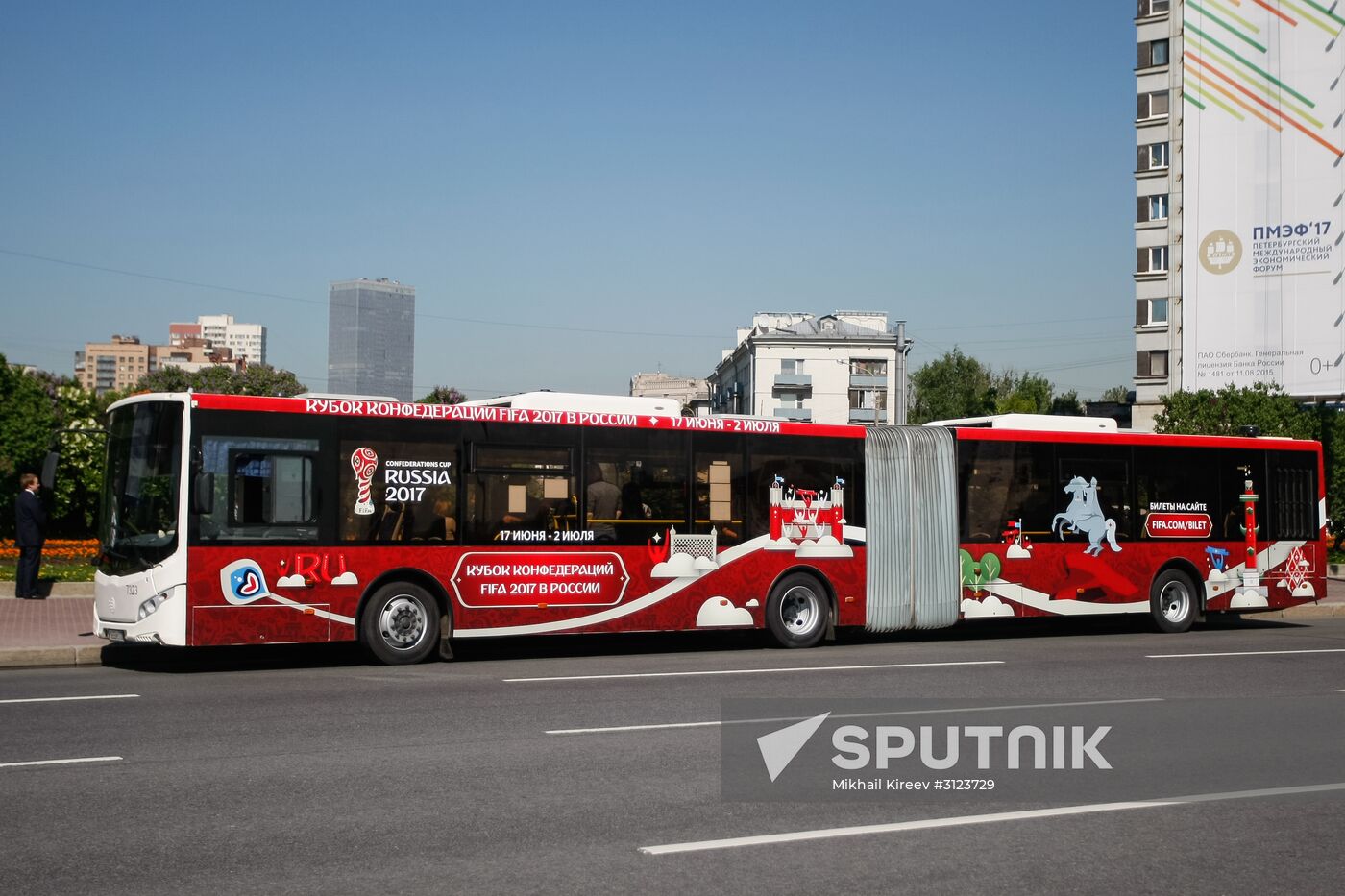 New option to pay fare via bank cards and mobile devices is available in St. Petersburg buses