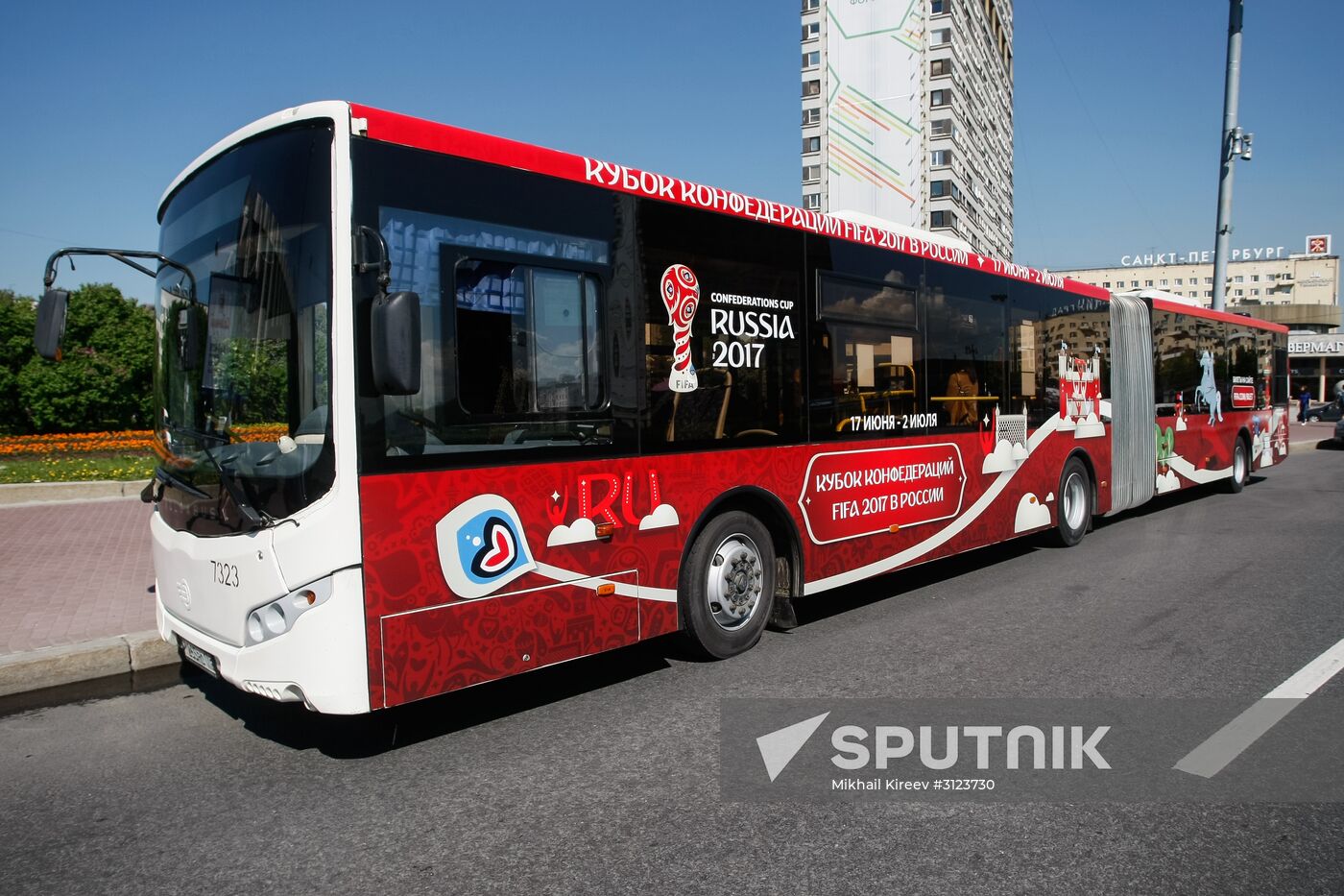 New option to pay fare via bank cards and mobile devices is available in St. Petersburg buses