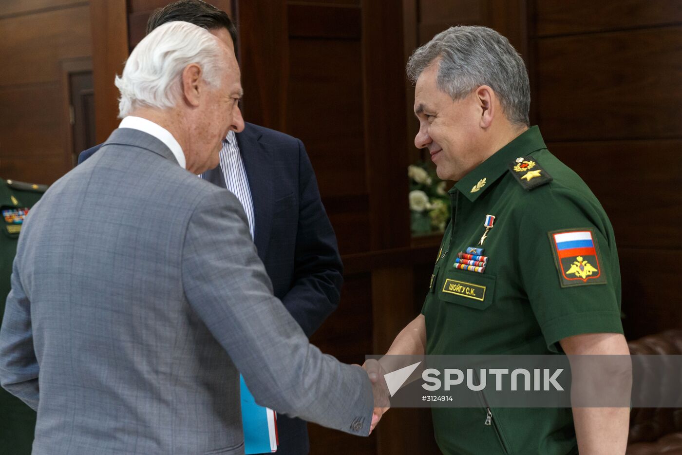 Defense Minister Sergei Shoigu meets with Deputy Special Envoy for Syria Staffan de Mistura