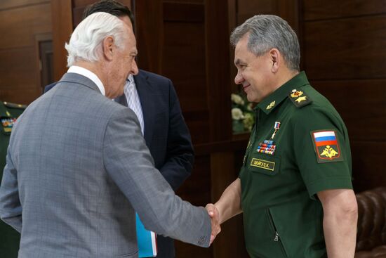 Defense Minister Sergei Shoigu meets with Deputy Special Envoy for Syria Staffan de Mistura