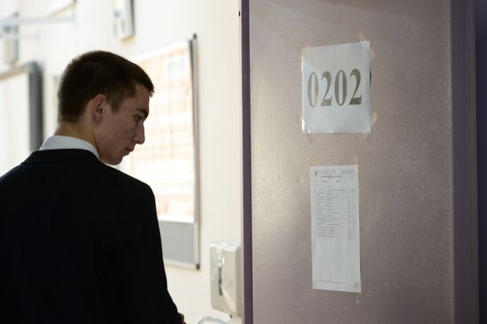 Moscow school-leavers take USE in Russian
