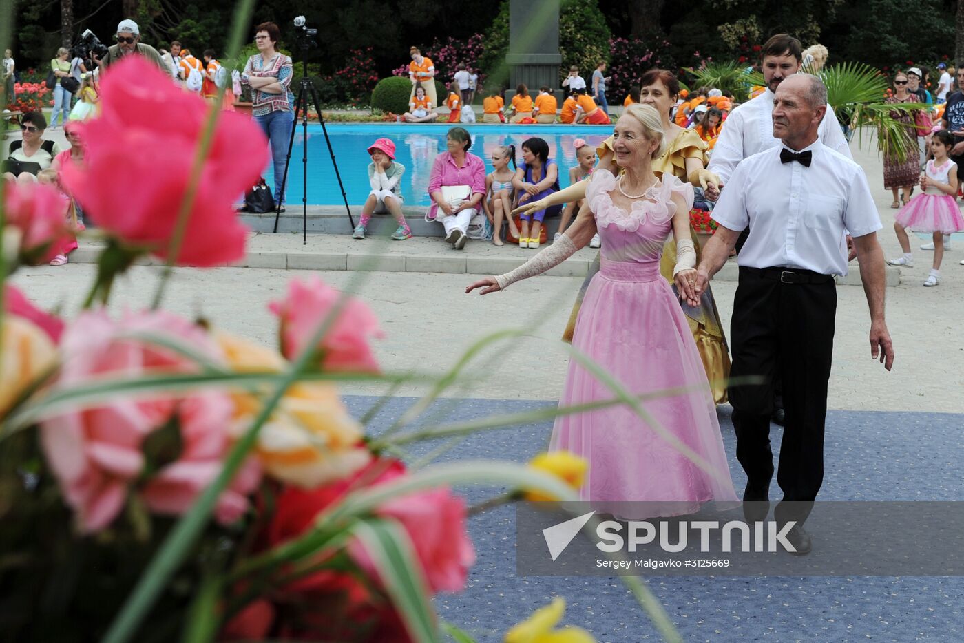 Rose Waltz, Dinosaurs in Crimea exhibitions unveiled in Nikitsky Botanical Garden