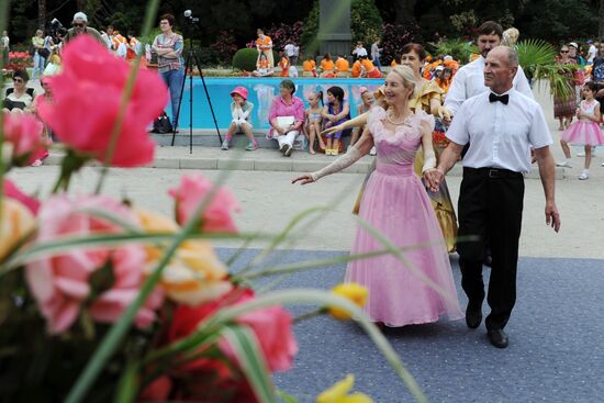 Rose Waltz, Dinosaurs in Crimea exhibitions unveiled in Nikitsky Botanical Garden