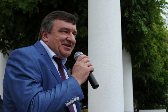 Rose Waltz, Dinosaurs in Crimea exhibitions unveiled in Nikitsky Botanical Garden