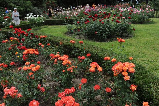 Rose Waltz, Dinosaurs in Crimea exhibitions unveiled in Nikitsky Botanical Garden