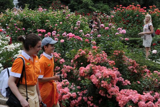 Rose Waltz, Dinosaurs in Crimea exhibitions unveiled in Nikitsky Botanical Garden