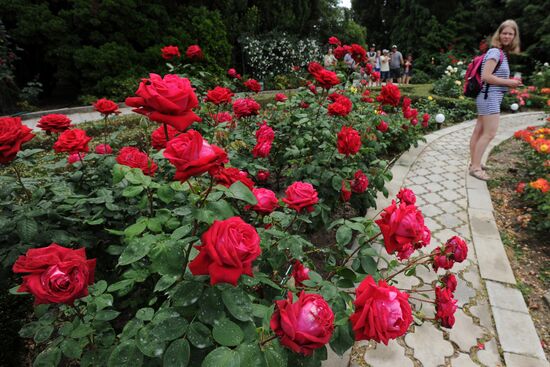 Rose Waltz, Dinosaurs in Crimea exhibitions unveiled in Nikitsky Botanical Garden