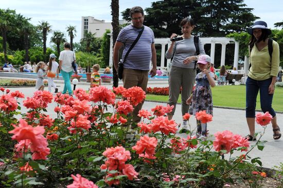 Rose Waltz, Dinosaurs in Crimea exhibitions unveiled in Nikitsky Botanical Garden