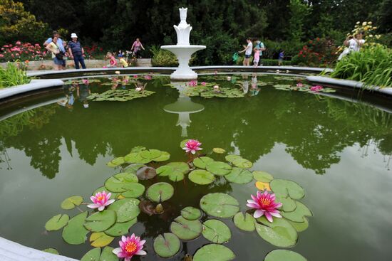 Rose Waltz, Dinosaurs in Crimea exhibitions unveiled in Nikitsky Botanical Garden