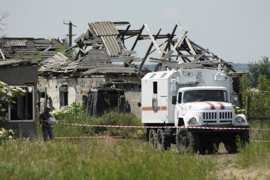 Mine clearing in Nikishino, Lugansk Region