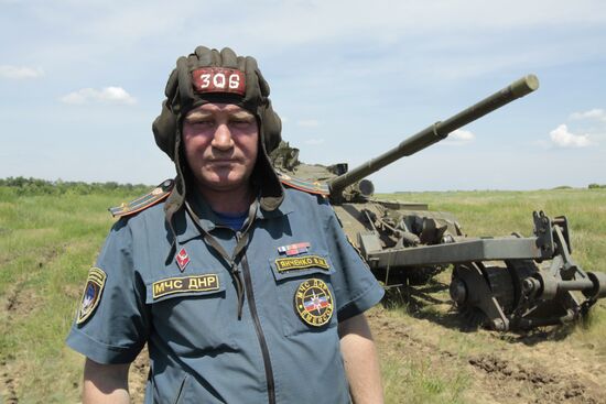 Mine clearing in Nikishino, Lugansk Region