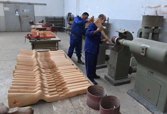 Artillery weapon, mortar and small arms repair works in Hama province