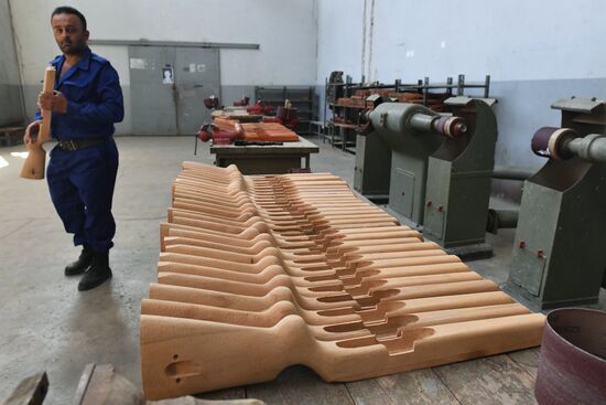 Artillery weapon, mortar and small arms repair works in Hama province