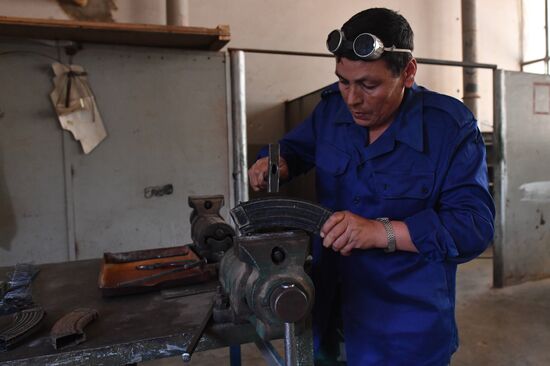 Artillery weapon, mortar and small arms repair works in Hama province