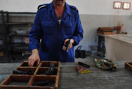 Artillery weapon, mortar and small arms repair works in Hama province