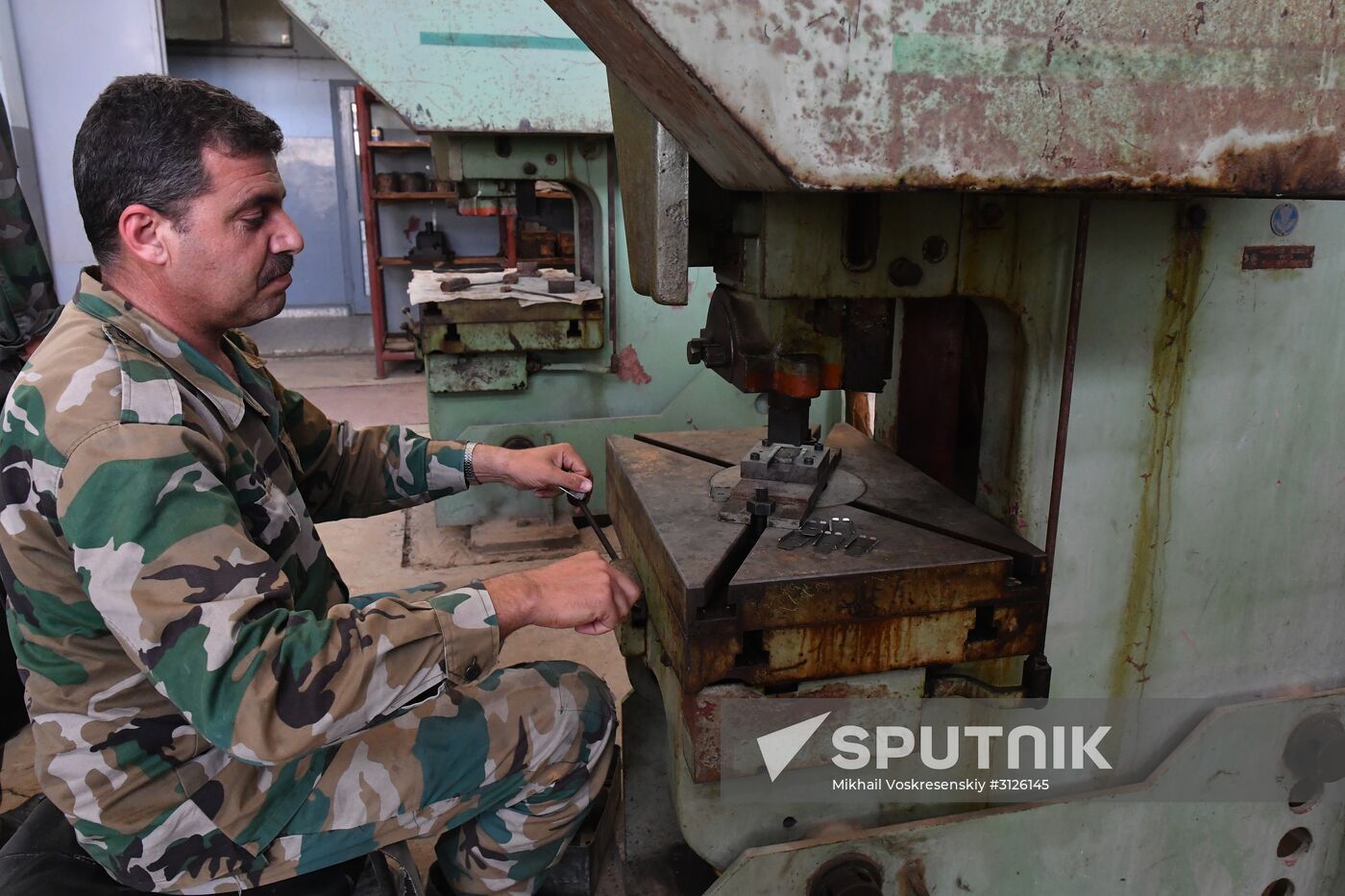 Artillery weapon, mortar and small arms repair works in Hama province