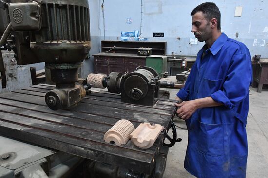 Artillery weapon, mortar and small arms repair works in Hama province